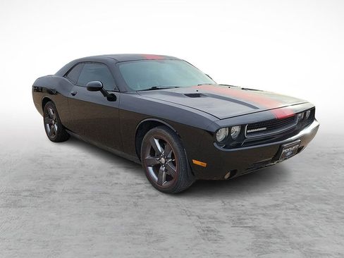 Used 2013 Dodge Challenger SXT RWD image 1