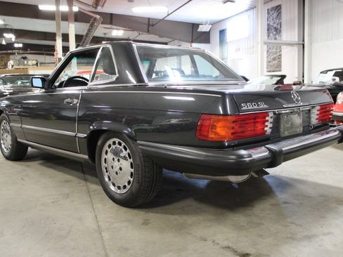 Used 1988 Mercedes-Benz 560 SL image 4