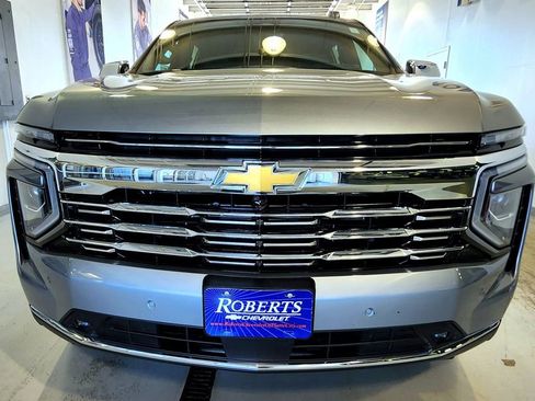 Used 2025 Chevrolet Suburban Premier AWD/4WD image 3