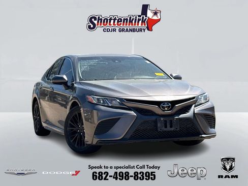 Used 2020 Toyota Camry SE image 1