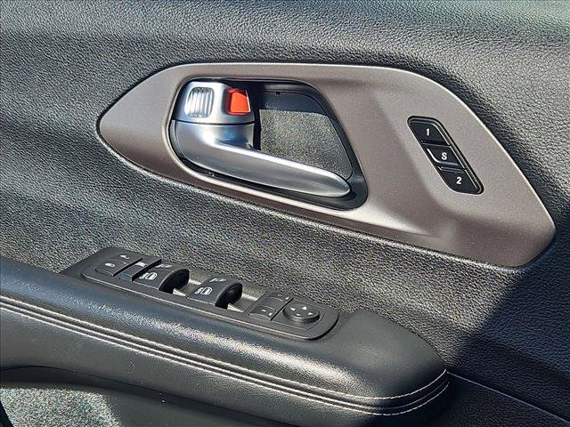 Used 2025 Chrysler Pacifica Select FWD image 11