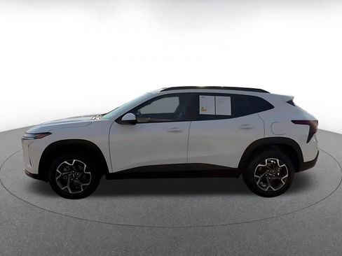 Used 2025 Chevrolet Trax LT w/ LT Convenience Package image 9