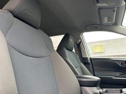 Used 2021 Toyota RAV4 LE AWD/4WD image 17