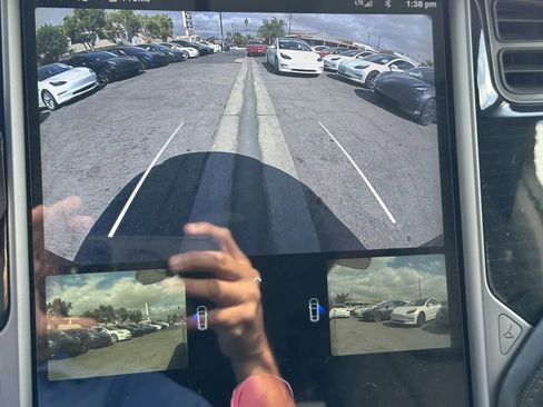 Used 2018 Tesla Model X 75D image 14