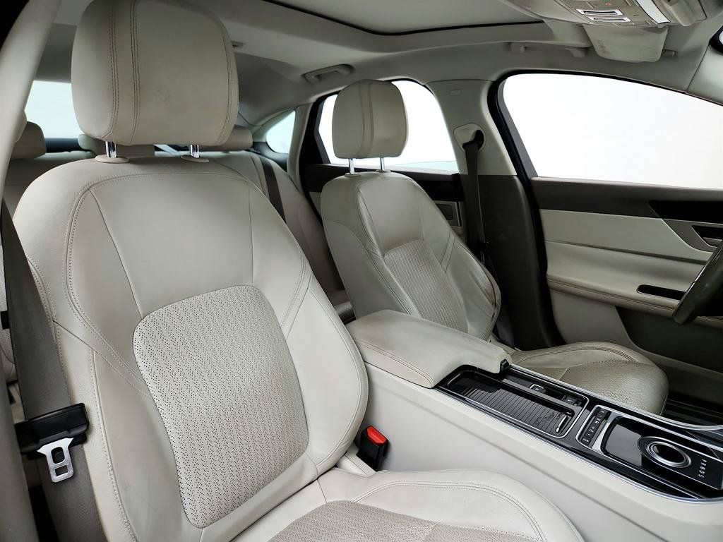 Used 2016 Jaguar XF Prestige RWD image 27