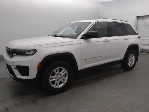 Used 2023 Jeep Grand Cherokee Laredo w/ Luxury Tech Group I RWD image 2