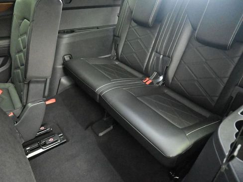 Used 2025 Volkswagen Atlas SE image 17