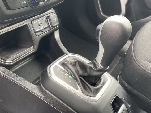 Used 2021 Jeep Renegade Latitude image 19