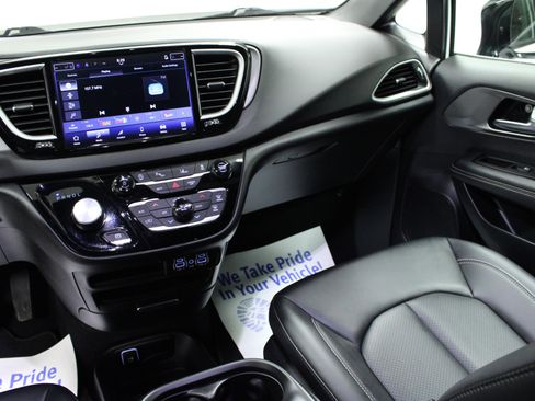 Used 2025 Chrysler Voyager LX FWD image 20
