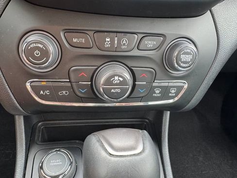 Used 2022 Jeep Cherokee Limited w/ Mopar Interior Package image 35