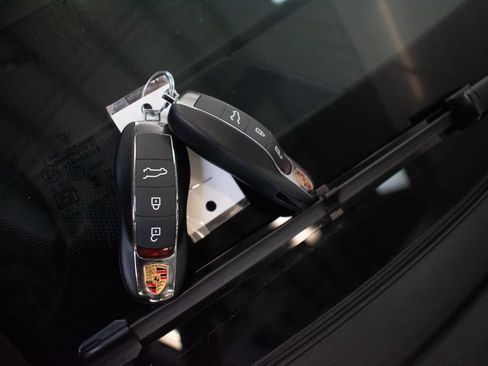 Certified 2026 Porsche Macan AWD/4WD image 32