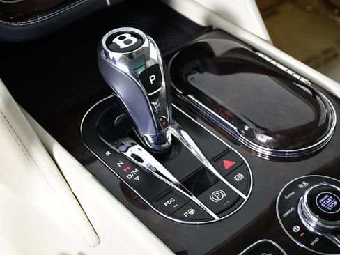 Used 2017 Bentley Bentayga image 16