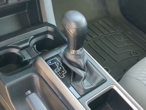 Used 2022 Toyota Tacoma SR5 w/ SR5 Appearance Package (SM) image 18