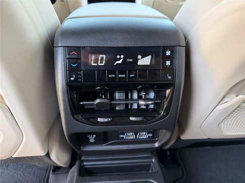 Used 2023 Jeep Grand Cherokee L Limited AWD/4WD image 4