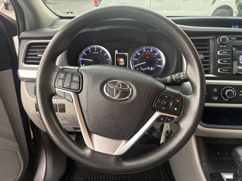 Used 2019 Toyota Highlander LE AWD/4WD image 9