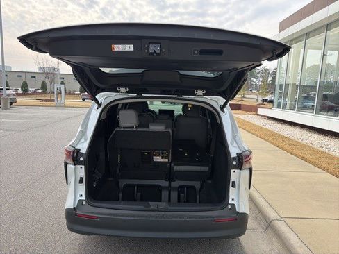 Used 2025 Toyota Sienna XLE image 9