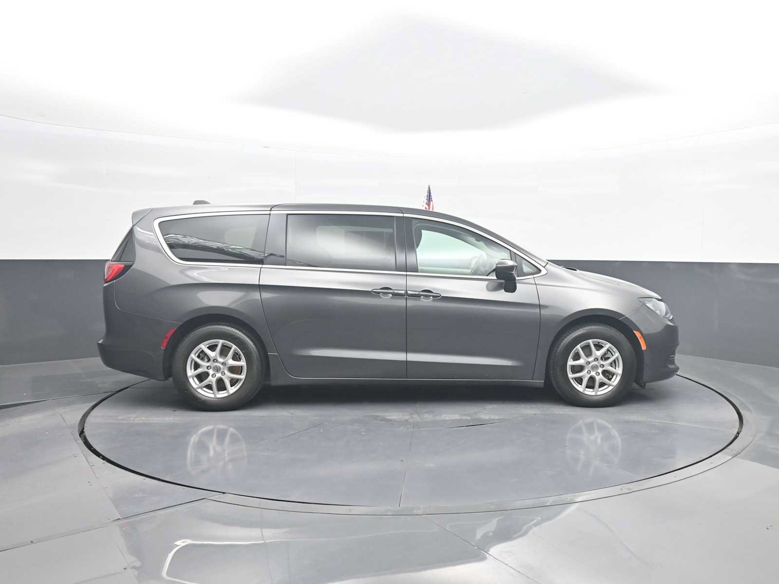 Used 2023 Chrysler Voyager LX FWD image 9