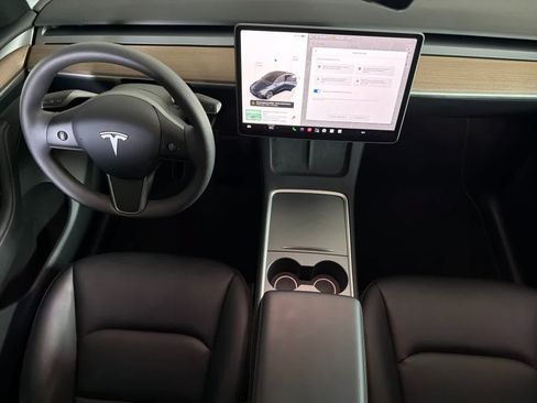 Used 2024 Tesla Model Y Long Range RWD image 3