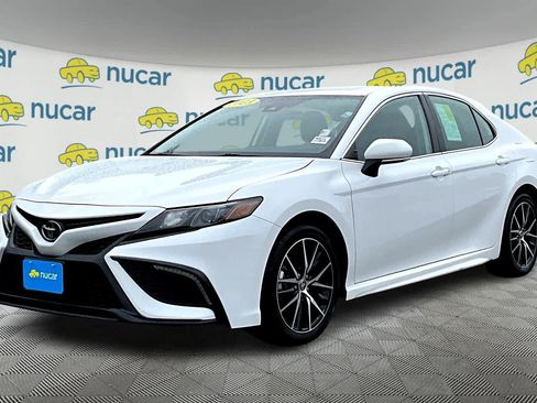 Used 2023 Toyota Camry SE image 3