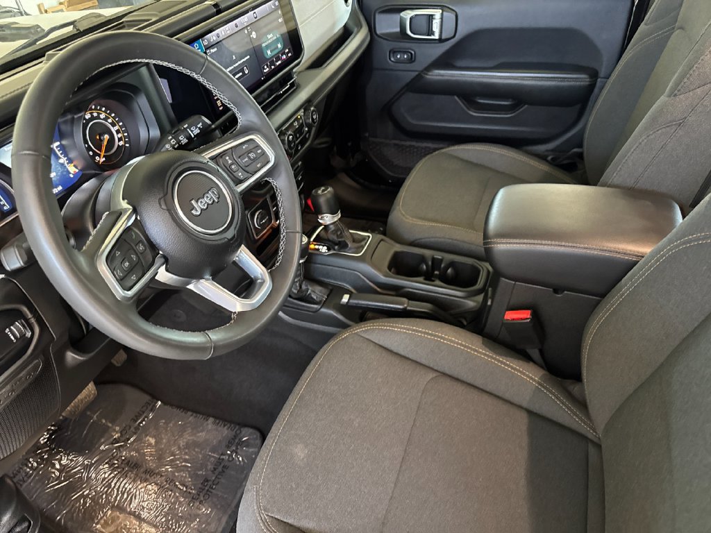 Used 2025 Jeep Wrangler Unlimited Sahara AWD/4WD image 9