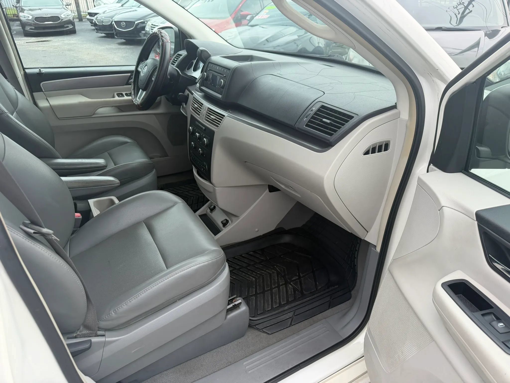 Used 2011 Volkswagen Routan SE FWD image 10