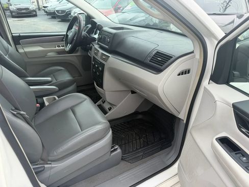 Used 2011 Volkswagen Routan SE FWD image 10