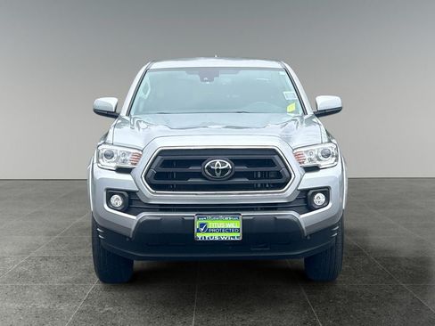 Used 2022 Toyota Tacoma SR5 AWD/4WD image 2