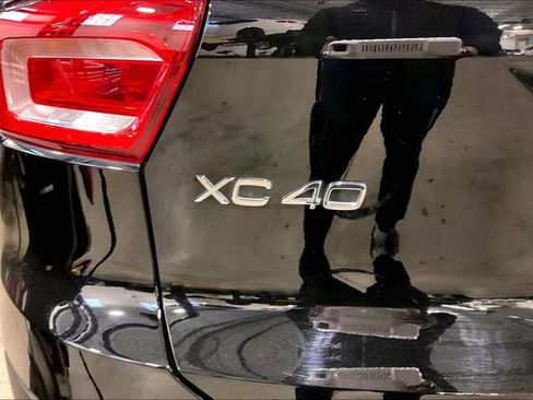 Used 2022 Volvo XC40 T5 R-Design image 8