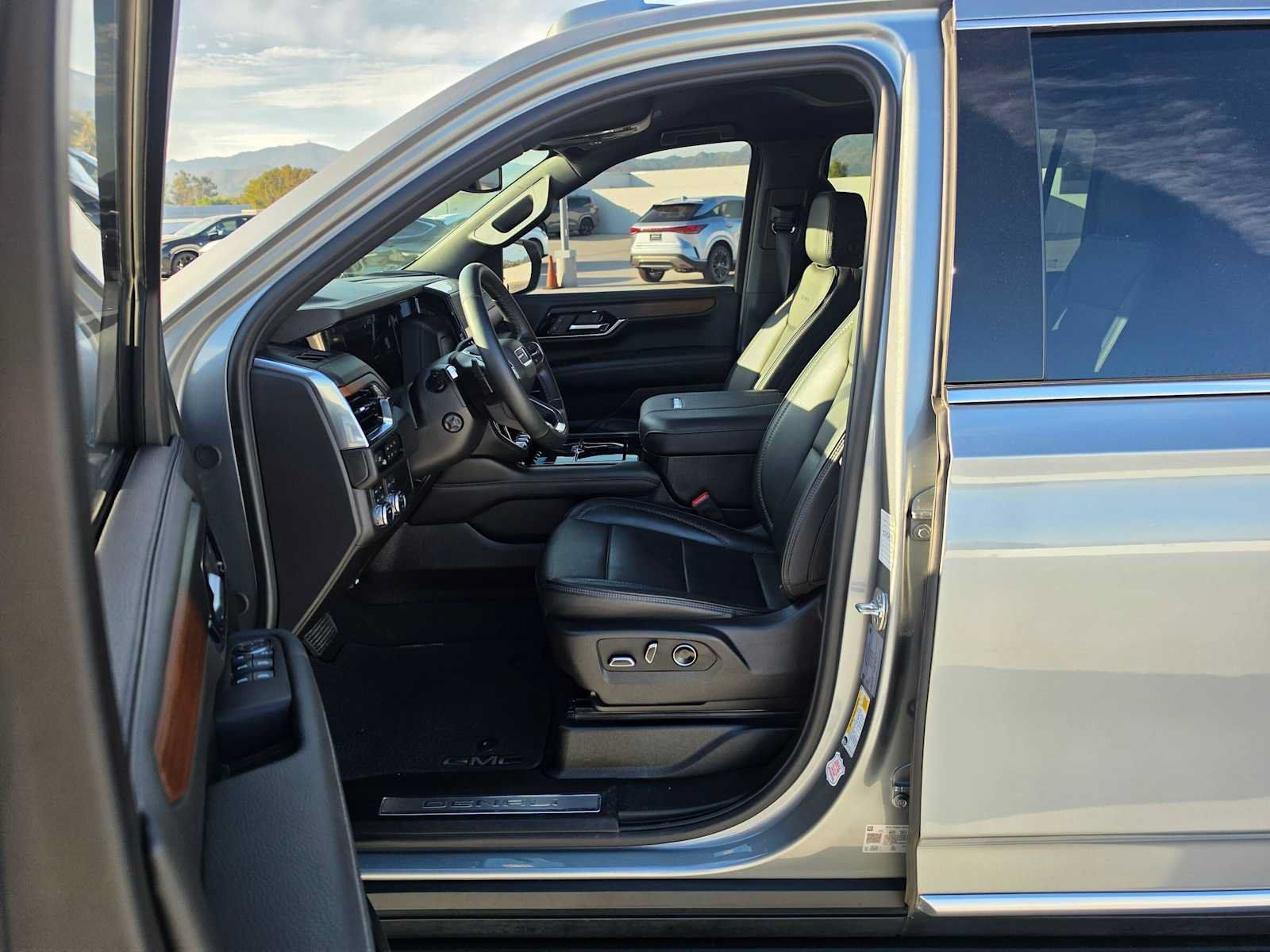 Used 2025 GMC Yukon XL Denali AWD/4WD image 22