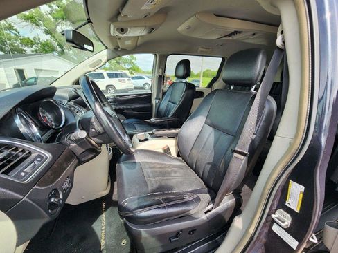 Used 2013 Chrysler Town & Country Touring FWD image 14