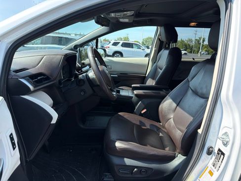 Used 2022 Toyota Sienna Platinum AWD/4WD image 12