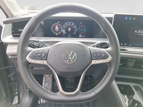 Used 2025 Volkswagen Tiguan SE w/ Panoramic Sunroof Package AWD/4WD image 13