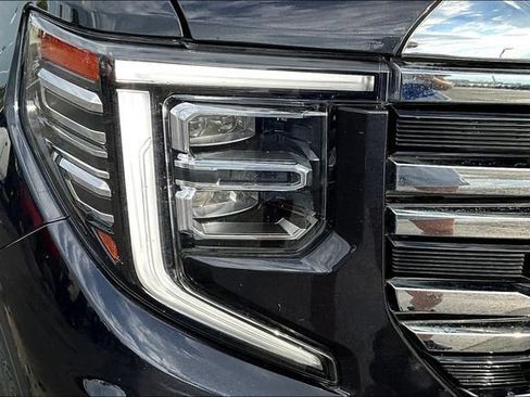 Used 2023 GMC Sierra 1500 SLT AWD/4WD image 32
