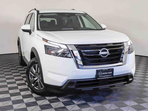 Used 2024 Nissan Pathfinder SV image 1