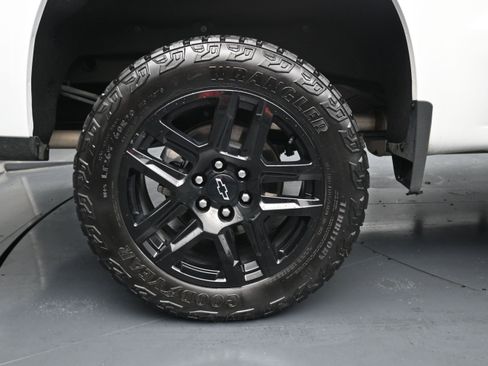 Used 2024 Chevrolet Silverado 1500 LT Trail Boss w/ Convenience Package II AWD/4WD image 9
