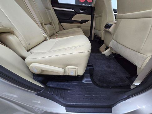 Used 2015 Toyota Highlander XLE FWD image 18