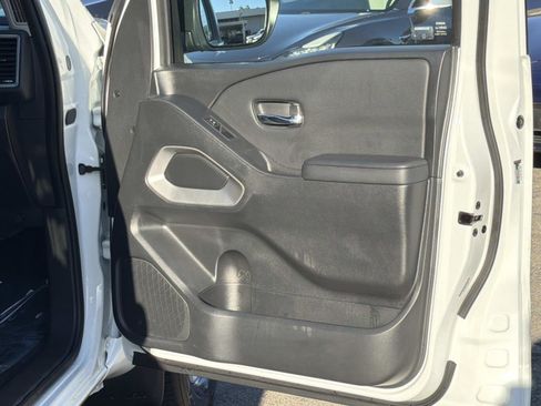 Used 2024 Nissan Frontier SV image 25