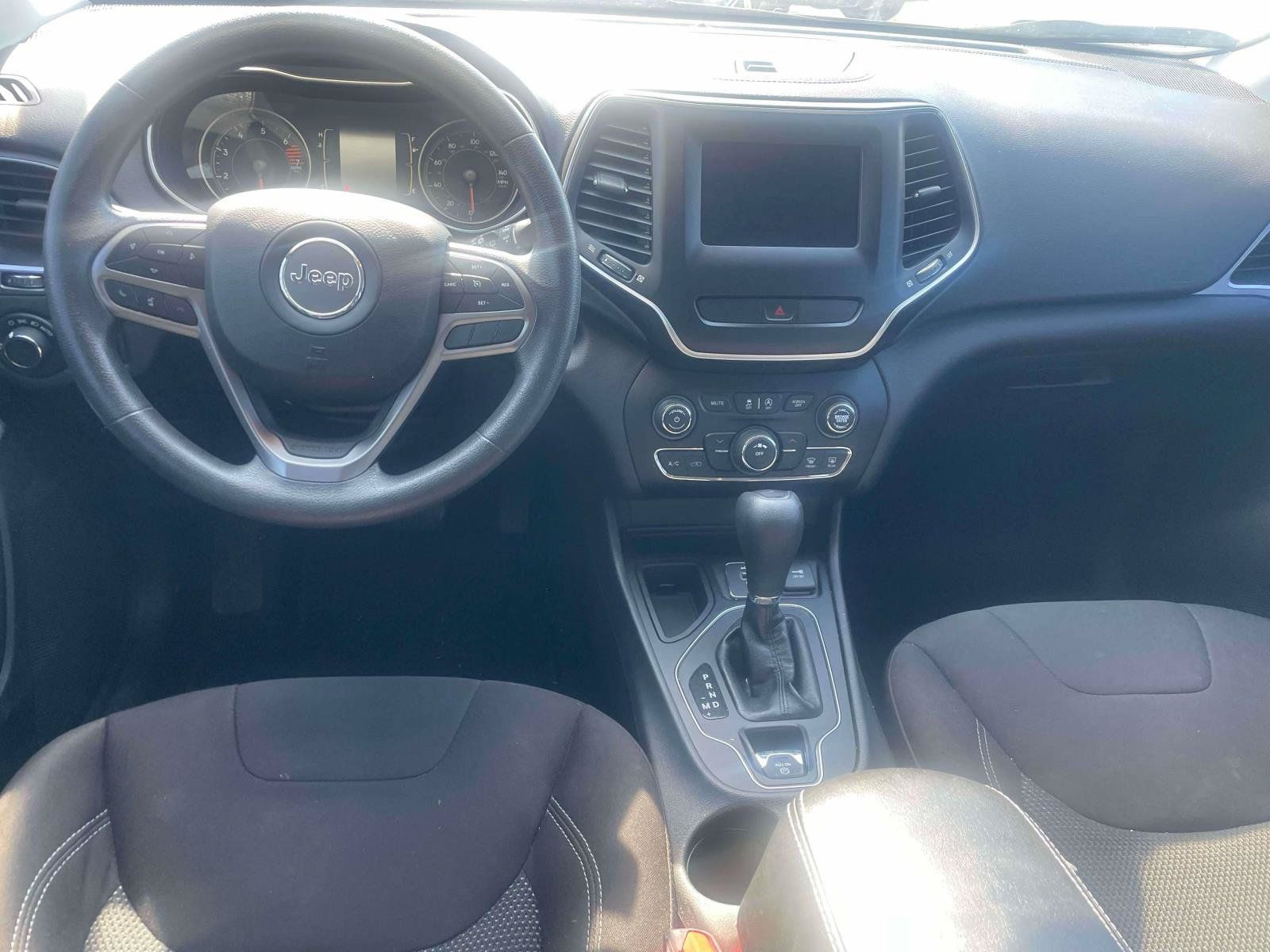 Used 2020 Jeep Cherokee Latitude FWD image 14