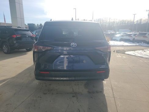 Used 2024 Toyota Sienna XLE image 6