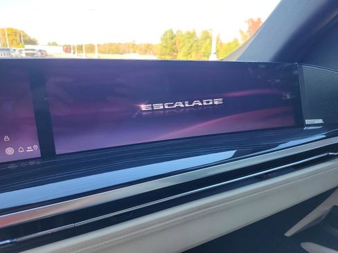 Used 2025 Cadillac Escalade ESV Sport w/ Touring Package image 18