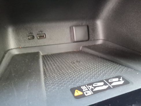 Used 2025 Chevrolet Traverse RS image 18