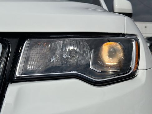 Used 2022 Jeep Grand Cherokee Laredo X image 9