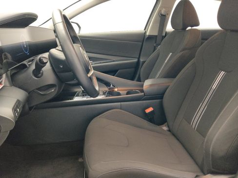 Used 2025 Hyundai Elantra SEL FWD image 17