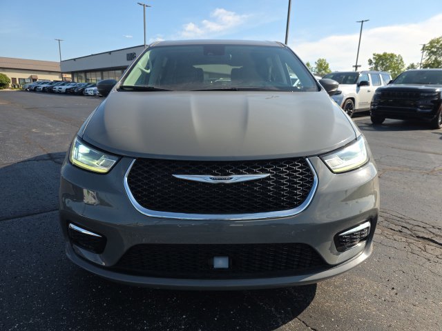 Used 2023 Chrysler Pacifica Touring-L FWD image 9