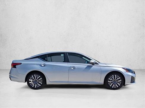 Used 2023 Nissan Altima 2.5 SV FWD image 4