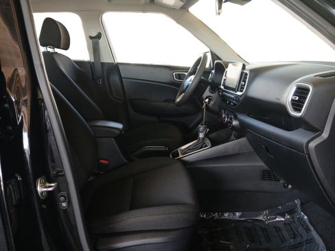 Used 2024 Hyundai Venue SE image 15