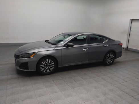 Used 2024 Nissan Altima 2.5 SV image 2