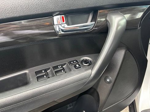 Used 2013 Kia Sorento LX w/ Convenience Pkg image 18