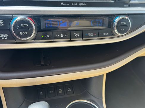 Used 2017 Toyota Highlander Limited image 16