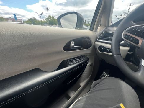 Used 2022 Chrysler Pacifica Limited FWD image 18